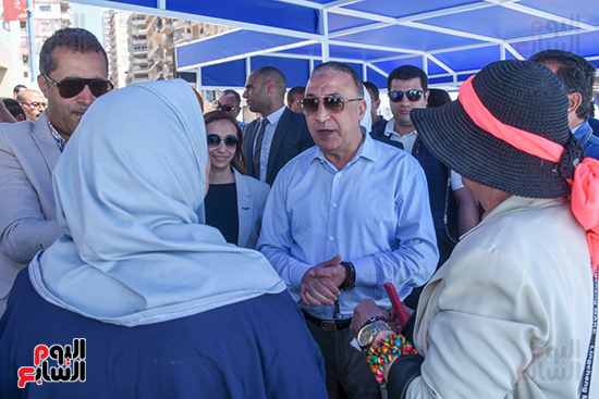 محافظ الإسكندرية يفتتح مخرجات مشروع الهوية البصرية ويتفقد شواطئ المنتزه (6)