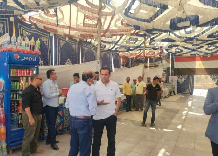 رئيس مدينة الأقصر ووكيل التموين يتفقدان معارض بيع مستلزمات عيد الأضحى (2)