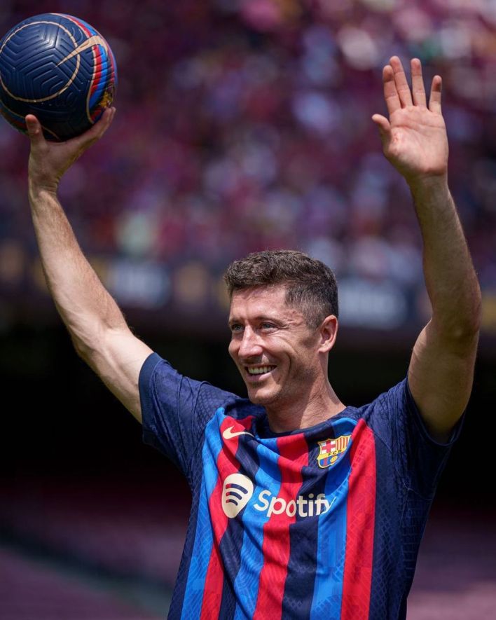 برشلونة يقدم ليفاندوفسكى لجماهيره