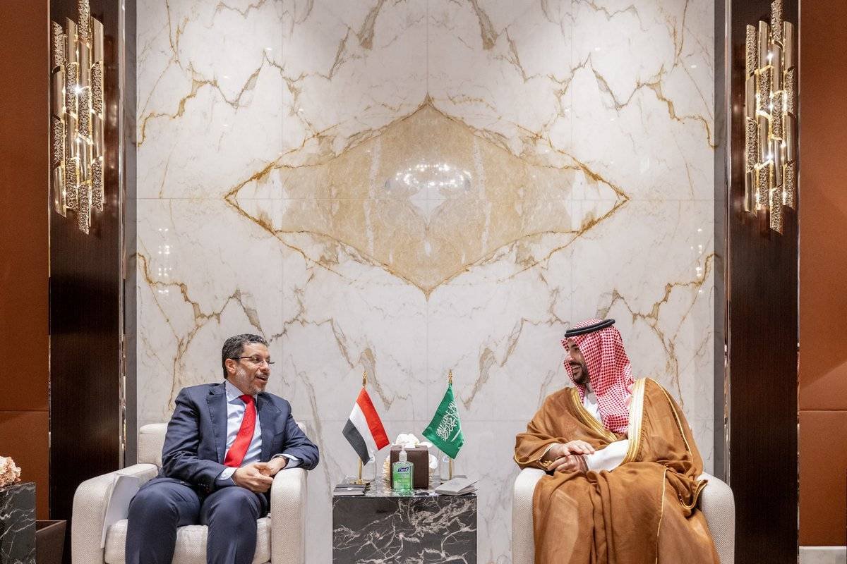 خالد بن سلمان يستعرض مع بن مبارك التطورات في اليمن