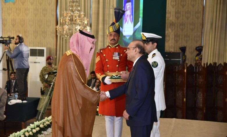 الرئيس الباكستاني يمنح وسام «هلال قائد أعظم» للرئيس التنفيذي للصندوق السعودي للتنمية
