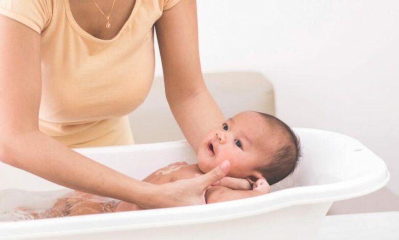 متى يجب استحمام الطفل حديث الولادة