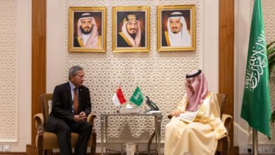وزير الخارجية السعودي يبحث مع نظيره السنغافوري تعزيز العلاقات بين البلدين