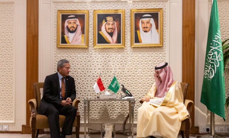 وزير الخارجية السعودي يبحث مع نظيره السنغافوري تعزيز العلاقات بين البلدين